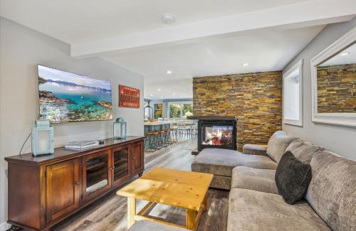 Comstock Acres House | Granlibakken Getaway- West Shore Retreat-Central Location-Hot Tub-Near Skiing