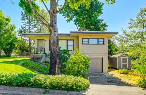 Grants Pass House | Grants Pass Getaway with Expansive Deck!