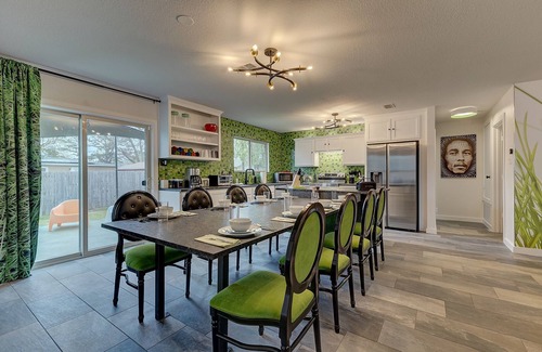 Central Arlington House | GrassHouse - A Super Clean Gloriously Green Haven half mile to AT&T Stadium