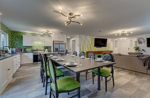 Central Arlington House | GrassHouse - A Super Clean Gloriously Green Haven half mile to AT&T Stadium