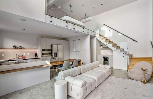East Downtown Houston House | Gray loft · The O’Four Lofts - Grayscale Lux