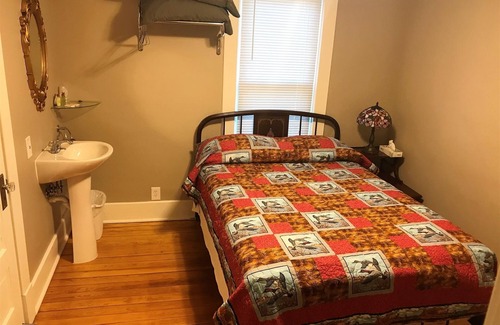 Fairbury Bed & Breakfast | Grayhouse Inn - Room #6