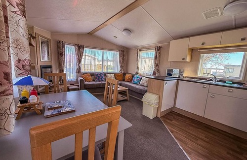 Pakefield House | Great 4 berth caravan with wheelchair access in Suffolk, ref 68129BS