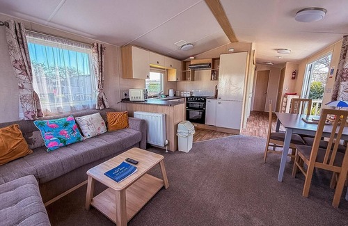 Pakefield House | Great 4 berth caravan with wheelchair access in Suffolk, ref 68129BS
