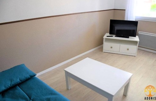 Grandcamp-Maisy House | Great Amenities! Parking, Pool, Pets Allowed! Close to Maisy Battery!