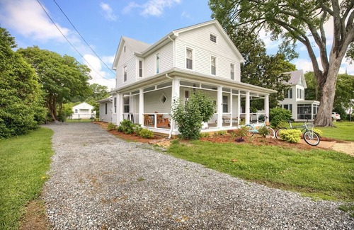 Foster House | Great Family House, BIG Modern Kitchen, First floor master suite