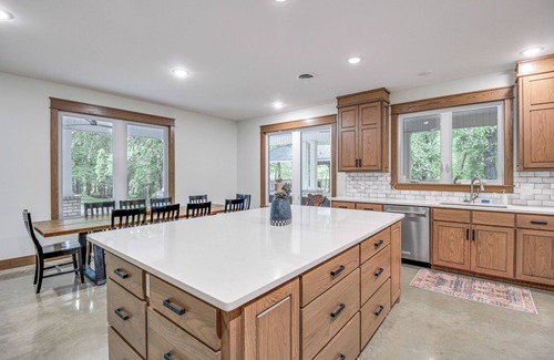 Lawrence County House | Great for Groups: Creekside Cabin in Loretto