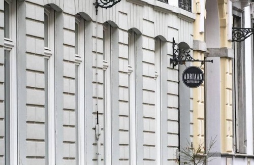 Historical Center Bruges Condo | Great Gatsby room with luxurious bath