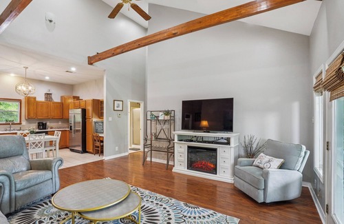 Mandeville House | Great house steps to the lakefront!