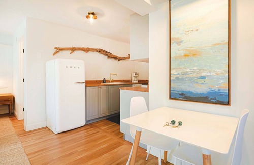 New Castle Apartment | Great Island Inn - King Studio Apt - Village View