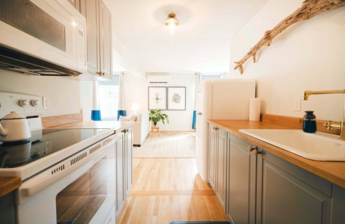 New Castle Apartment | Great Island Inn - King Studio Apt - Village View