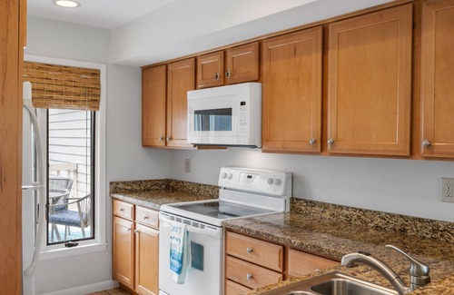 Spinnaker Beachhouses House | Great Location! Walk to Beach, Club, Golf, Pools! Distant Ocean Views! Amenity Cards!