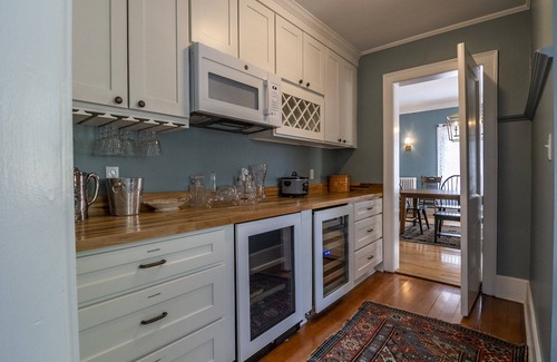 Hillcrest House | Great Location| Walk to Main Street| Large Groups