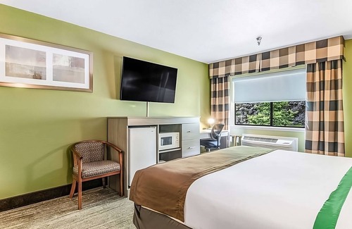 Poulsbo Resort | Great Relaxing Overnight Stay at GuestHouse Poulsbo! Pets Allowed, Free Parking