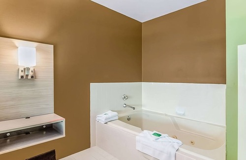 Poulsbo Resort | Great Relaxing Overnight Stay at GuestHouse Poulsbo! Pets Allowed, Free Parking