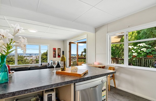 Tahunanui Cottage | Great Tasman Outlook - Nelson Holiday Home