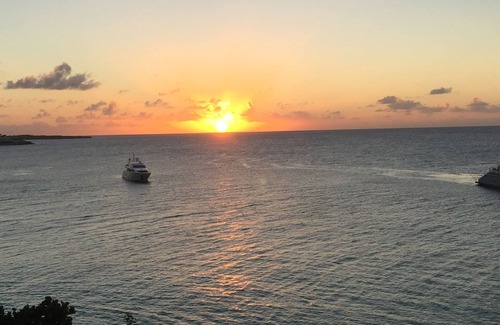 Little Harbour Villa | Great Value! Mainstay Villa @ Elsie Bay. Ocean Front! Rent as a 1, 2, or 3 BR