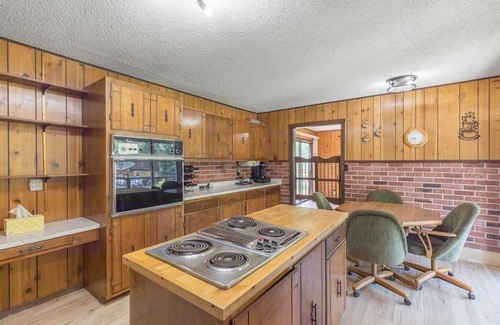 Idlewild Estates House | Great Views- Large Private Yard - Sauna - Deck - Trailers OK