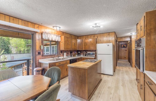 Idlewild Estates House | Great Views- Large Private Yard - Sauna - Deck - Trailers OK