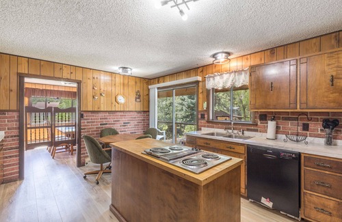 Idlewild Estates House | Great Views- Large Private Yard - Sauna - Deck - Trailers OK