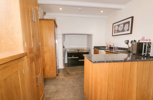 Crantock Cottage | GREAT WESTERN FARMHOUSE, pet friendly, with hot tub in Crantock