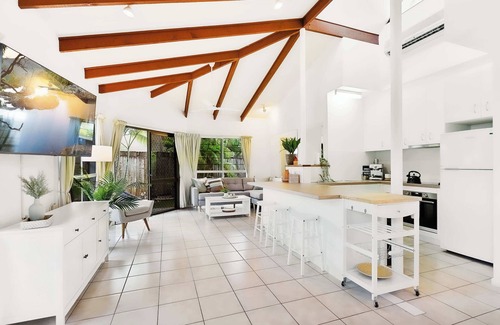 Trinity Beach House | Green Cottage - Pet & Child friendly
