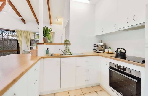 Trinity Beach House | Green Cottage - Pet & Child friendly