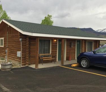 Wapiti Hotel | Green Creek Inn and RV Park