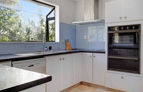 Manurewa House | Green Family 5BR Retreat in Wattle Downs w Yard