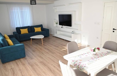 Pogradec Apartment | Green house