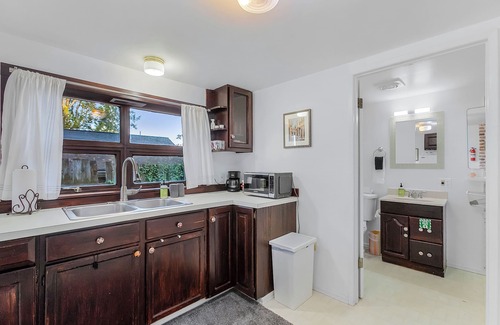 Wallingford Apartment | Green Lake Zen Low Level Garden Suite