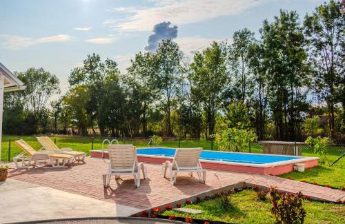 Rugvica House | Green Oasis Estate with Private Pool and Backyard near Zagreb