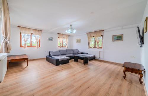 Rugvica House | Green Oasis Estate with Private Pool and Backyard near Zagreb