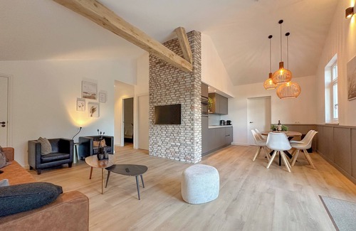 Rijsbergen House | Green-surrounded luxury home with a hot tub