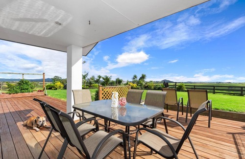 Onerahi House | Green View - Parua Bay Holiday Home