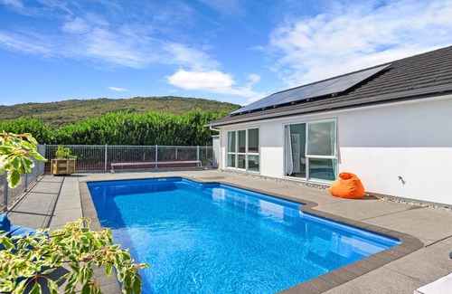 Onerahi House | Green View - Parua Bay Holiday Home