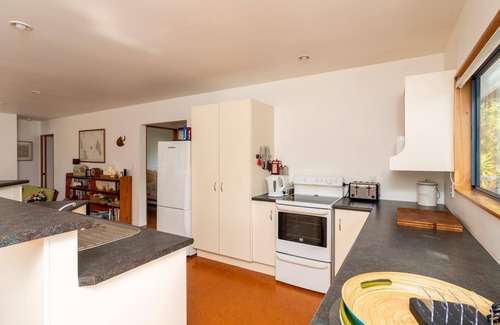 Mangawhai Heads House | Green Views - Cute, sunny and pet-friendly cottage in a lovely bush setting close to amenities