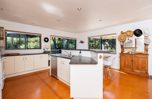 Mangawhai Heads House | Green Views - Cute, sunny and pet-friendly cottage in a lovely bush setting close to amenities