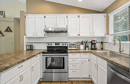 Veterans Park House | Greenbelt Oasis Near Downtown!