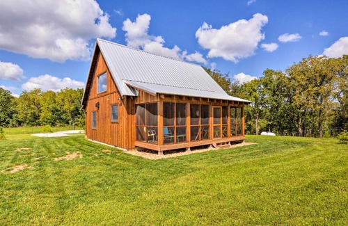 Greenfield House | Greenfield Cabin with Screened-In Porch and Fire Pit!