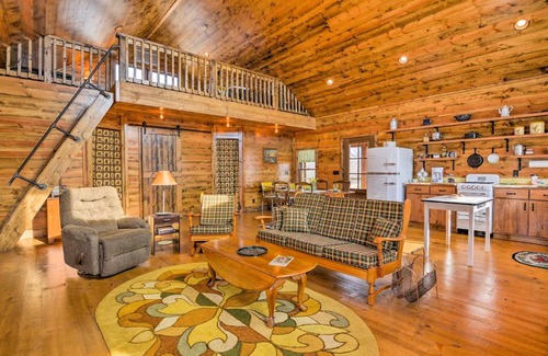 Greenfield House | Greenfield Cabin with Screened-In Porch and Fire Pit!