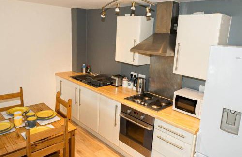 Warrington Apartment | Greenings Apt Warrington - 2 Bed with FREE off road Parking & Wifi