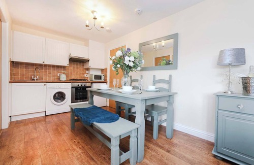 Kelty House | Greenknowes Farmhouse with Hot Tub and Bar