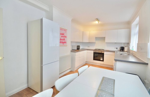 Abbey Wood House | Greenwich Retreat - 4bed home