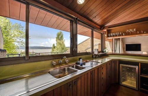 Jindabyne House | Grey Kangaroo - 2BR l Lake Front l Pet Friendly l Air-Con l BBQ l WiFi