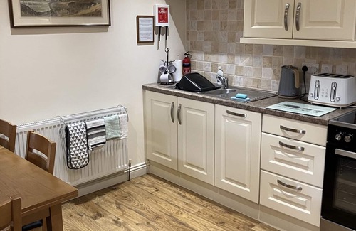 Milnthorpe Cottage | GREYSTONES, pet friendly, with a garden in Milnthorpe