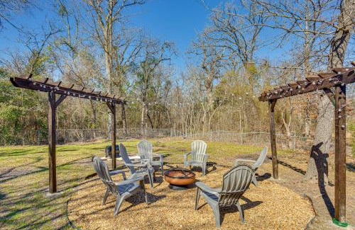 Log Cabin House | Grills and Fire Pit Cedar Creek Reservoir Cabin!
