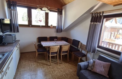 Grainet Apartment | Große 100m2-ferienwohnung im Dachgeschoss für 6 Personen