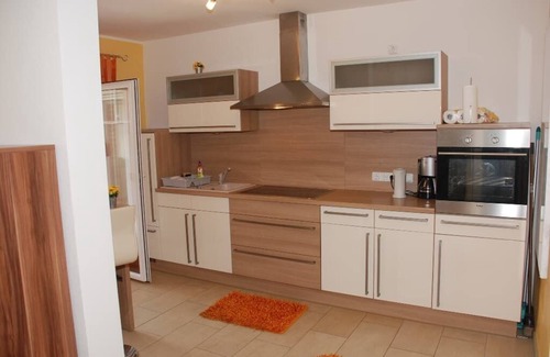 Wackersdorf Apartment | Großes, helles Appartement (90qm) für bis zu 6 Personen in Seenähe
