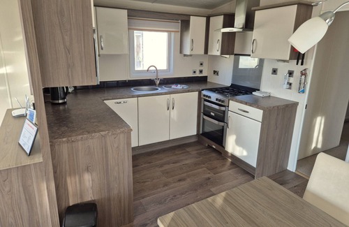 Icklesham Apartment | Grogu's Rest - 2 bedrooms with decking sleeps 6